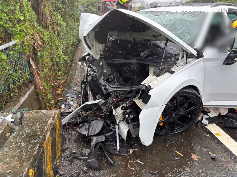 苗栗台3線三灣鄉路段發生死亡車禍,轎車過彎自撞燈桿釀1死1重傷慘劇。(圖/翻攝畫面)