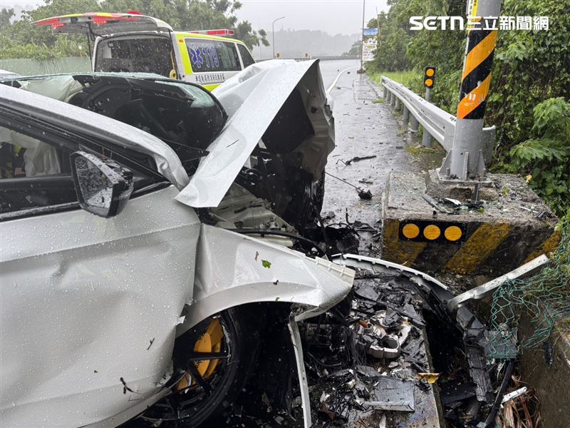 苗栗台3線三灣鄉路段發生死亡車禍,轎車過彎自撞燈桿釀1死1重傷慘劇。(圖/翻攝畫面)