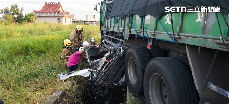 郭男駕駛的自小客車摔進排水溝,慘成變形鐵餅,人脫困後已經明顯死亡。(圖/翻攝畫面)