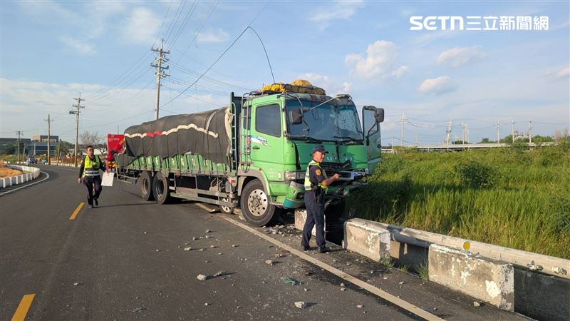 莊男駕駛的大貨車失控衝對向,對象轎車慘遭撞擊卡在底盤,駕駛破頭身亡。(圖/翻攝畫面)