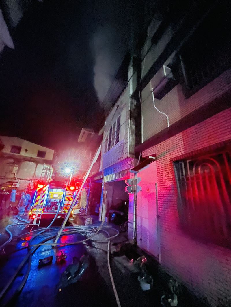 梓官凌晨火警一度傳出父子受困,所幸警消即時救出成功逃生。(圖/翻攝畫面)