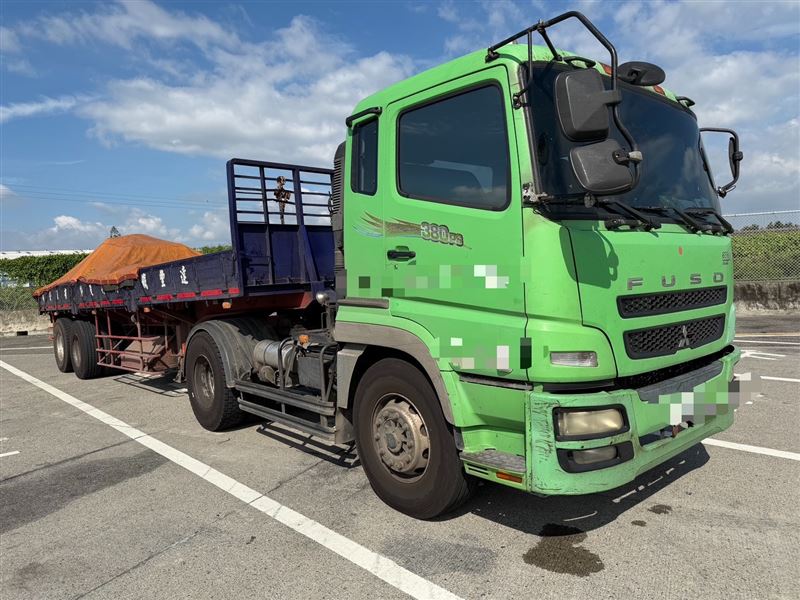 大貨車因變換車道不當，不慎與另輛白色自小客車發生擦撞。（圖／翻攝畫面）