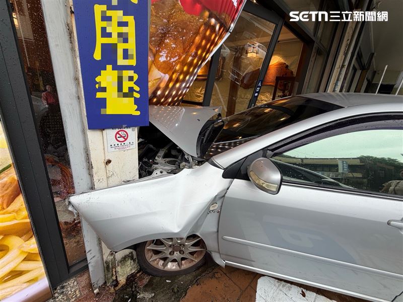 後方「瑞典坦克」追撞3輛路邊停車,害挨撞轎車撞破麵館大門。(圖/翻攝畫面)