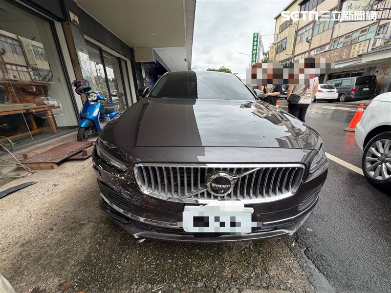 肇事的瑞典坦克僅右側車頭留下輕微擦傷。(圖/翻攝畫面)
