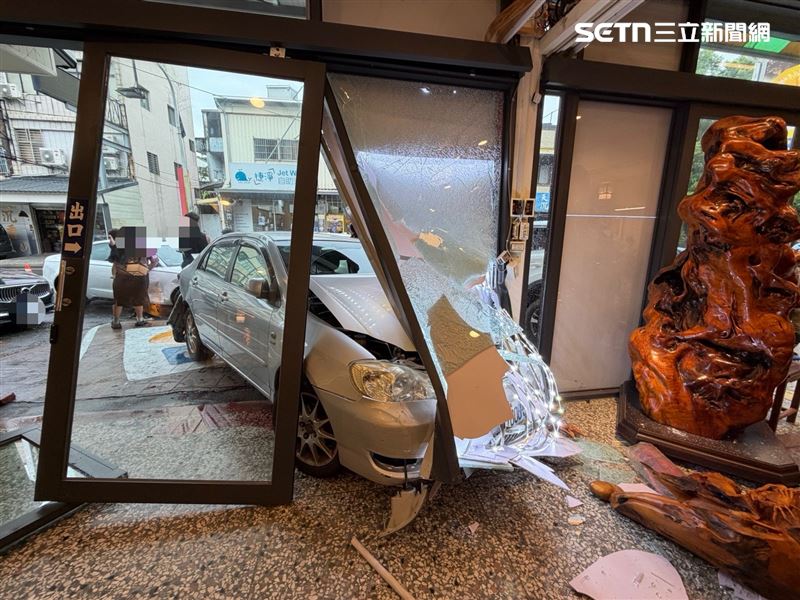 苗栗三義鄉水美街發生連環碰撞車禍,轎車遭後方車輛推撞,一頭撞破麵館玻璃門。(圖/翻攝畫面)