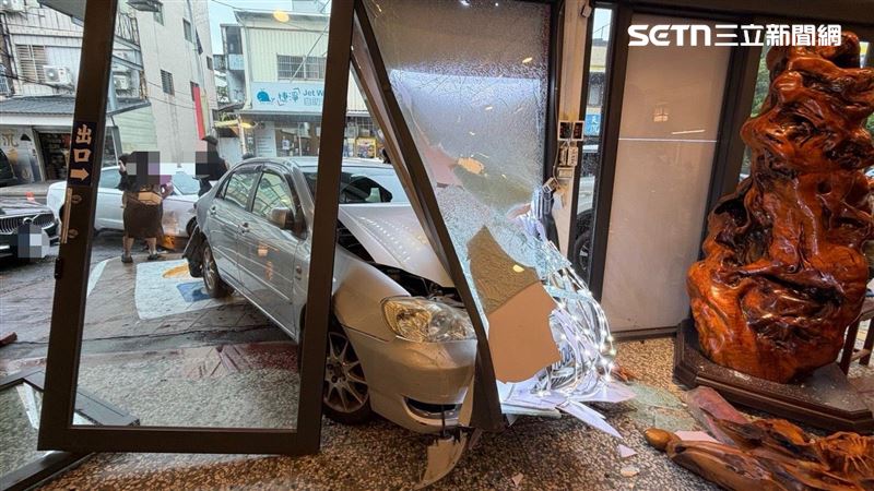 83歲翁開瑞典坦克撞3車!撞破店家玻璃門