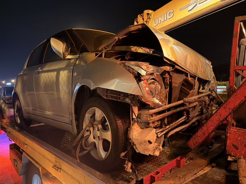 黃男車輛失控偏移自撞上外側護欄。(圖/翻攝畫面)