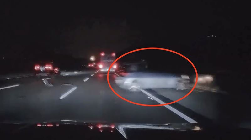 黃男轎車自撞上外側護欄,又隨即向內側車道甩滑。(圖/翻攝自Threads @m_mars_7)