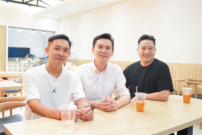 鄭朝方昨晚在Threads上傳一張與陽明交通大學跨領域設計科學研究中心副主任曾聖凱，以及智宇生醫公司總經理林憬良的合照。（圖／翻攝自鄭朝方Threads）