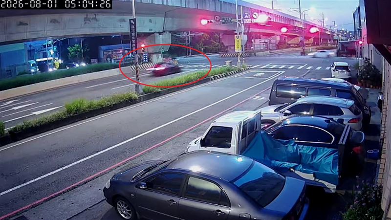 古姓女子開車行經高鐵南路四段、中正路三段路口時闖紅燈。（圖／翻攝畫面）