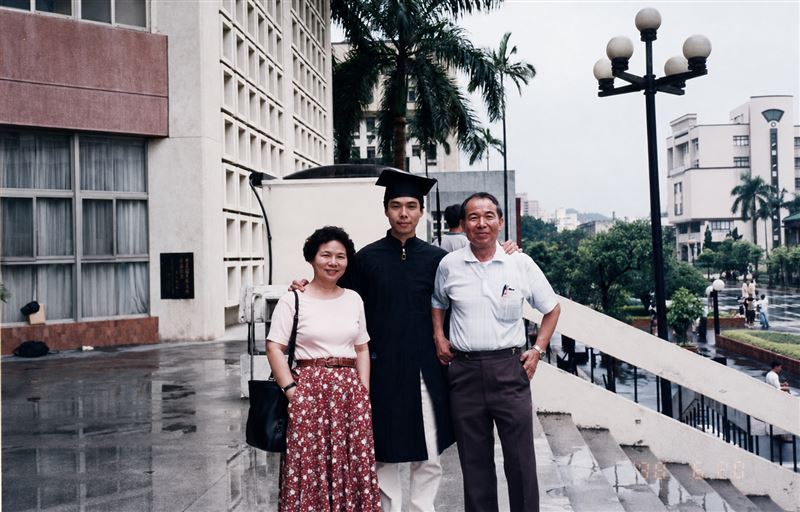 忙工作沒見到父親最後一面,知名企業講師鄭匡宇50歲用AI親唱《兩張清單》憶父,淚揭一生遺憾。圖為鄭匡宇大學畢業時與父母合照。(圖/鄭匡宇提供)
