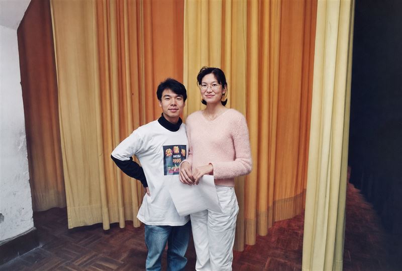 忙工作沒見到父親最後一面,知名企業講師鄭匡宇50歲用AI親唱《兩張清單》憶父,淚揭一生遺憾。圖為鄭匡宇大學時期擔任金旋獎工作人員與奧運金牌陳怡安合影。(圖/鄭匡宇提供)
