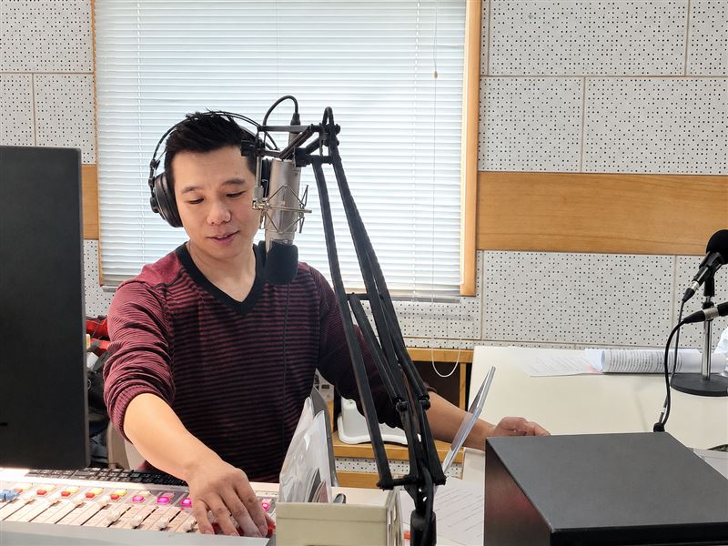 忙工作沒見到父親最後一面,知名企業講師鄭匡宇50歲用AI親唱《兩張清單》憶父,淚揭一生遺憾。圖為 鄭匡宇在佳音電台錄音。(圖/鄭匡宇提供)