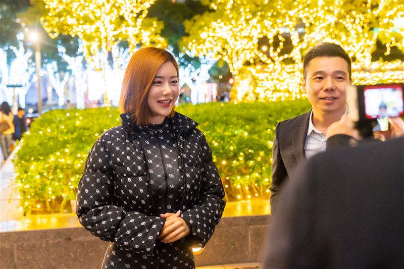 忙工作沒見到父親最後一面,知名企業講師鄭匡宇50歲用AI親唱《兩張清單》憶父,淚揭一生遺憾。圖為 鄭匡宇和知名網紅 DJ Soda合影。(圖/鄭匡宇提供)