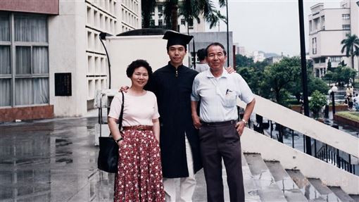 沒見到父親最後一面　鄭匡宇AI淚親唱遺憾