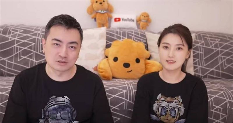 老高與小茉5日更新影片,全程黑底白字不露臉。(圖/翻攝自Youtube/老高與小茉 Mr & Mrs Gao)
