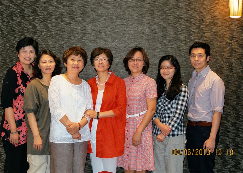 忙工作沒見到父親最後一面,知名企業講師鄭匡宇50歲用AI親唱《兩張清單》憶父,淚揭一生遺憾。圖為 鄭匡宇韓國教學期間與同事們合影。(圖/鄭匡宇提供)