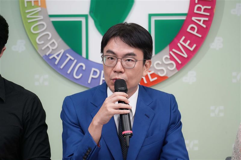 民進黨南投縣長候選人温世政、立委林楚茵及發言人吳崢今（10）日召開「防疫跑斷腿 藍白扯後腿」記者會。（圖／民進黨提供）