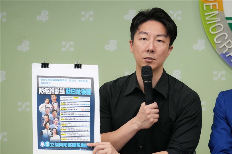 民進黨南投縣長候選人温世政、立委林楚茵及發言人吳崢今（10）日召開「防疫跑斷腿 藍白扯後腿」記者會。（圖／民進黨提供）