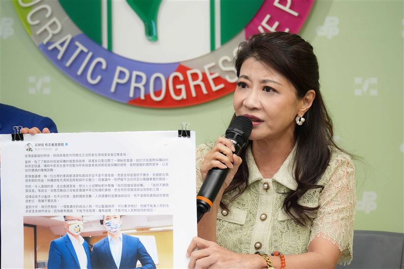 民進黨南投縣長候選人温世政、立委林楚茵及發言人吳崢今（10）日召開「防疫跑斷腿 藍白扯後腿」記者會。（圖／民進黨提供）