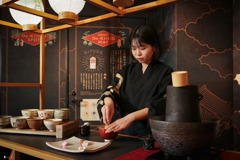 工作人員流暢地刷起抹茶,空氣裡瀰漫著淡淡茶香與靜謐