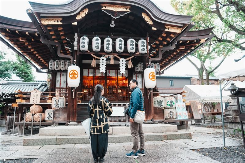 佇立於安井金毘羅宮本殿前,雨水微微落於瓦簷,沉靜感受這座古老神社獨有的寧靜氛圍