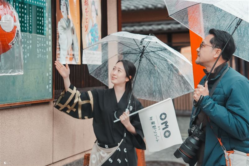 春雨潤濕了古老町家的木頭牆面,導覽員指著牆上海報,娓娓道出花街平日不為人知的日常