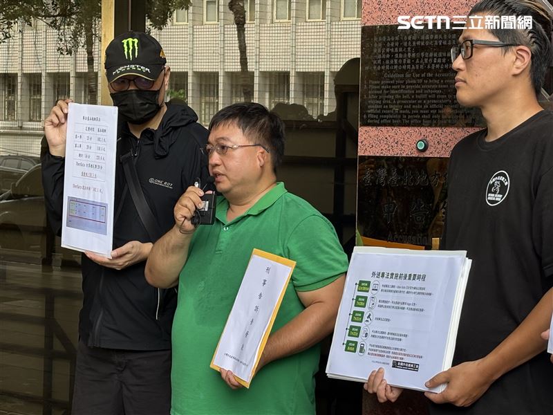 台灣外送產業權益協進聯盟發言人蘇柏豪(綠衣),與全國外送產業工會理事長陳昱安(右一),10日上午赴台北地檢署遞狀對Uber Eats的執行長Dara Khosrowshahi等人提告詐欺。(圖/記者楊佩琪攝)