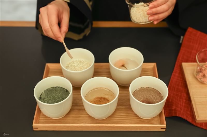 結束雨中的晨間散步回到飯店,OMO Ranger熟練地在白瓷杯中加入各式茶材,沖泡京都風味的溫熱茶飲