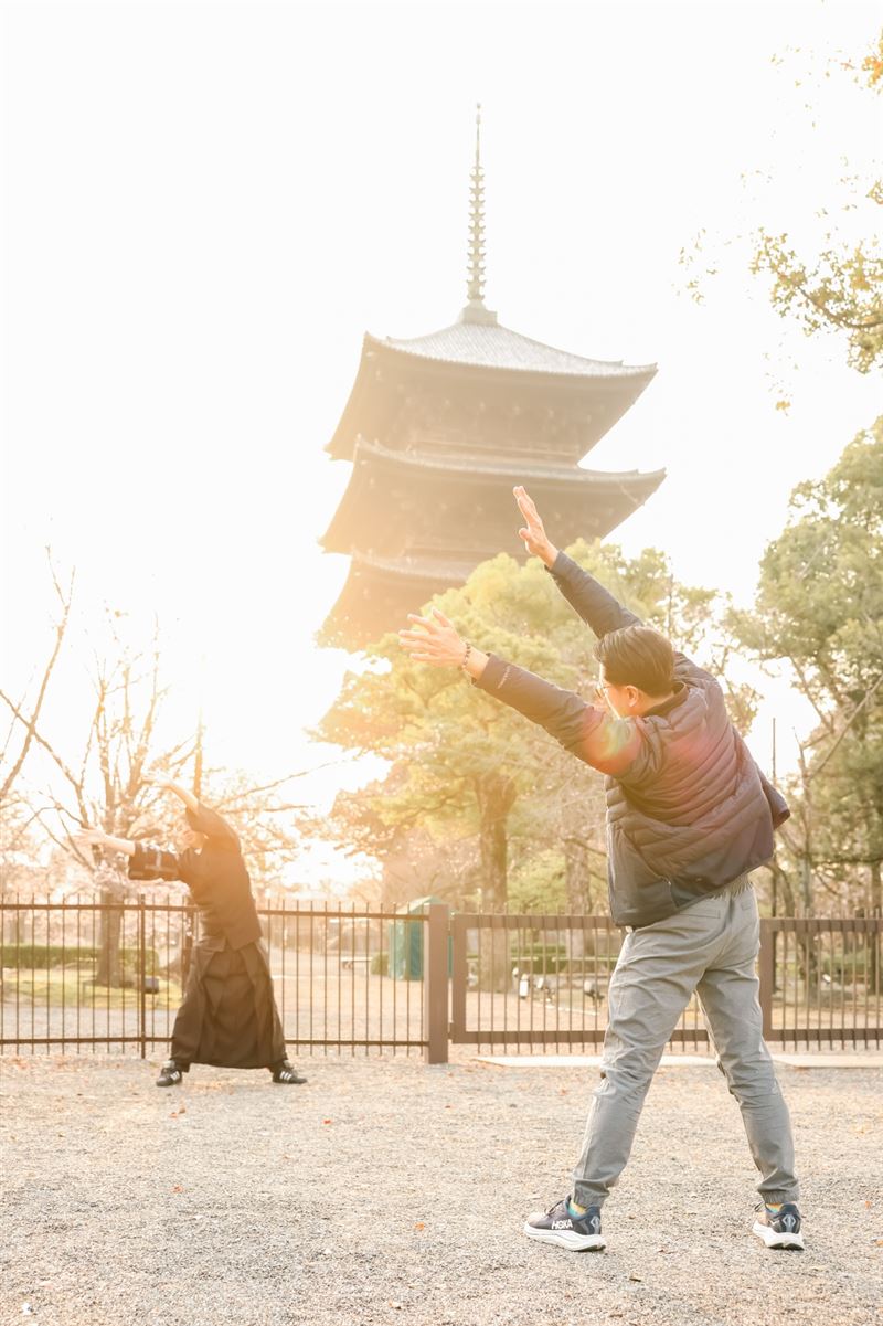 跟著OMO Ranger的動作伸展呼吸,感受空氣在古塔前流動,是特別的難得體驗