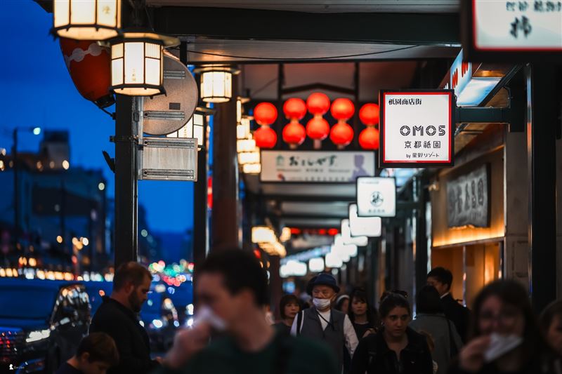 暮色漸濃的街頭,燈火與過客交織,展現古都傳統與現代並存的都市面貌