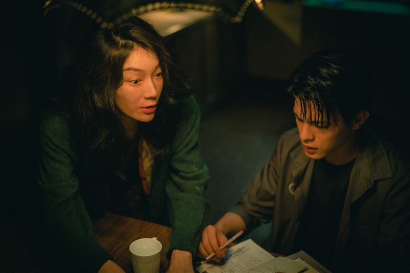 蔡淑臻(左)劇中飾演邱以太(右)的媽媽,但吃了來路不明的葉子與果實後出現異變。(圖/奇蹟映畫所提供)