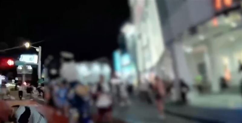 西門町有一名街頭藝人表演默劇時疑似遭到一名阿伯徘徊、騷擾。(圖/翻攝畫面)