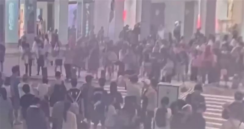 警方調閱監視器發現男子在附近徘徊,並無做出攻擊動作。(圖/翻攝畫面)