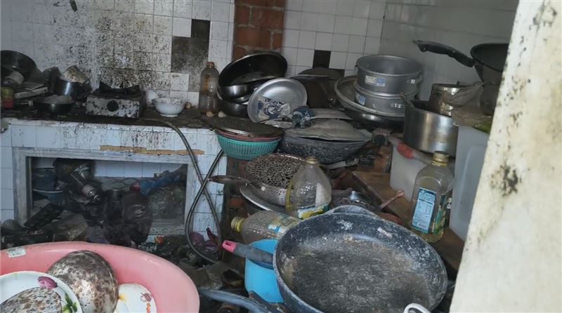 8名孩童擠在4坪大房間內生活,屋內廚房流理台堆滿鍋碗瓢盆,牆壁上卡著黑垢。(圖/記者翁婉瑜攝影)