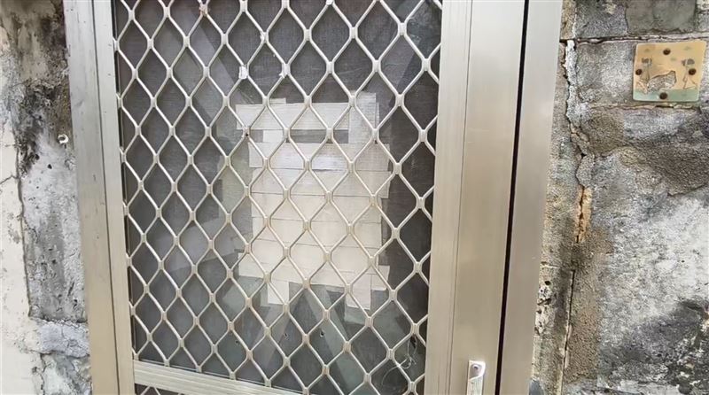 澎湖爆出父母棄養13孩子,未成年的8個幼童,住在廢棄三合院裡,內部環境髒亂不堪,連門都破損。(圖/記者翁婉瑜攝影)