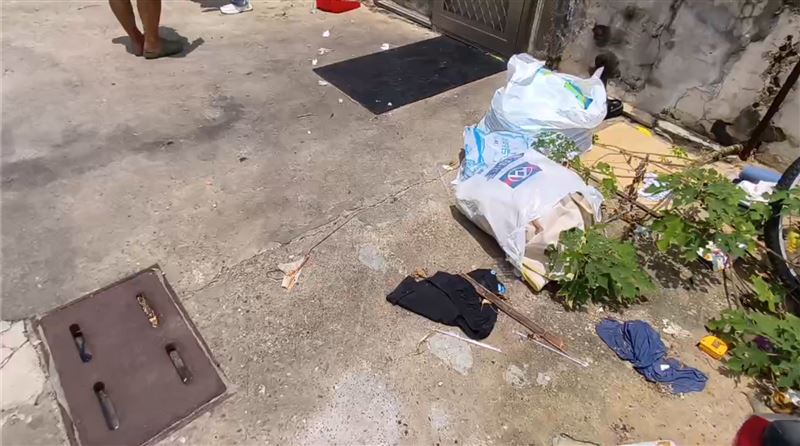 未成年的8名孩童落腳處殘破不堪,門口還擺放著垃圾。(圖/記者翁婉瑜攝影)