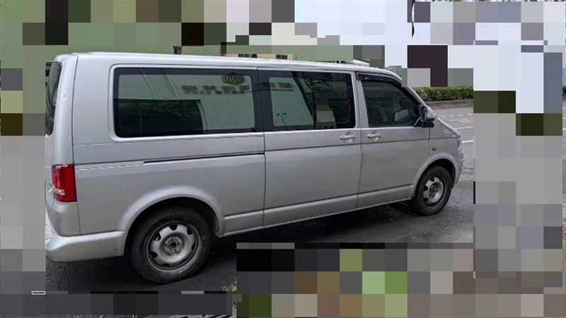 彰化分署員工掌握車行一輛營業用廂型車行蹤,當場查扣,負責人為避免遭法拍,立刻帶20萬現金償還、贖車。(圖/彰化分署提供)