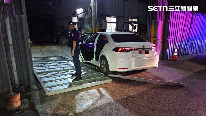 毒駕男子被警方當場逮捕,還在車內查扣毒品。(圖/翻攝畫面)
