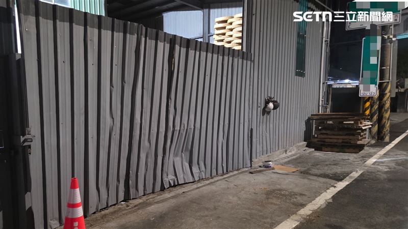 工廠鐵門被撞凹。(圖/翻攝畫面)