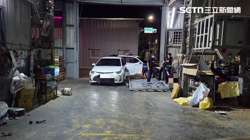 嘉義市陳姓男子日前涉嫌毒駕上路,先是倒車衝撞停等紅燈車輛並逃逸,又衝撞兩處工廠,傷及現場人員。(圖/翻攝畫面)