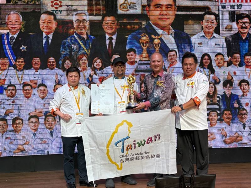海峽會廚藝總監方永銘(左二)代表台灣出征,勇奪國際賽事五項殊榮。(圖/品牌業者提供)