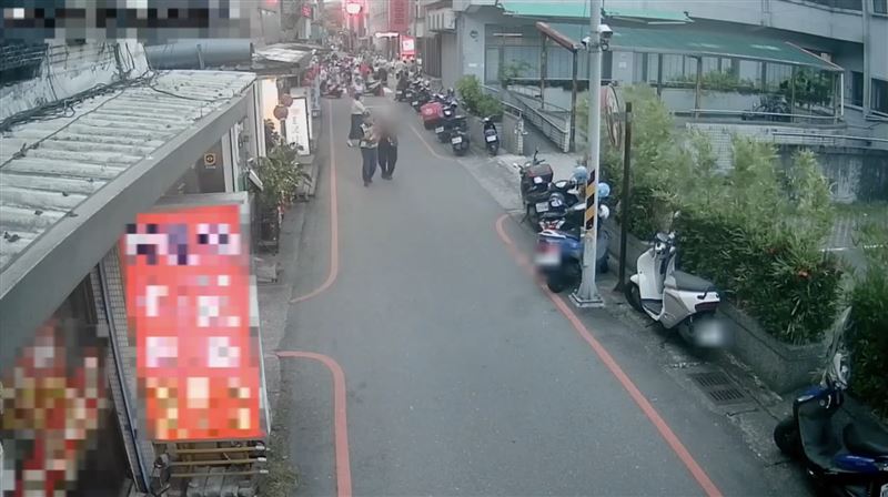 一名5歲男童日前不明原因遭到割傷,母親緊急向附近員警求助。(圖/翻攝畫面)