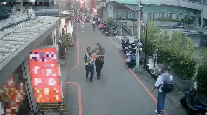 羅東分局公正派出所副所長劉學而見狀後,將男童抱起並狂奔至羅東消防分隊。(圖/翻攝畫面)