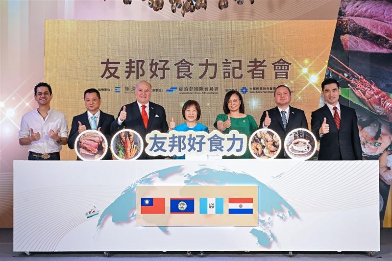 經濟部協助推廣巴拉圭牛肉、瓜地馬拉白蝦與咖啡,以及貝里斯龍蝦等友邦特色產品,推廣至全台各類消費通路。曾經出現在我國餐桌上的宏都拉斯白蝦,因2023年3月與我國斷交,已退出台灣主要市場。(圖/經濟部提供)
