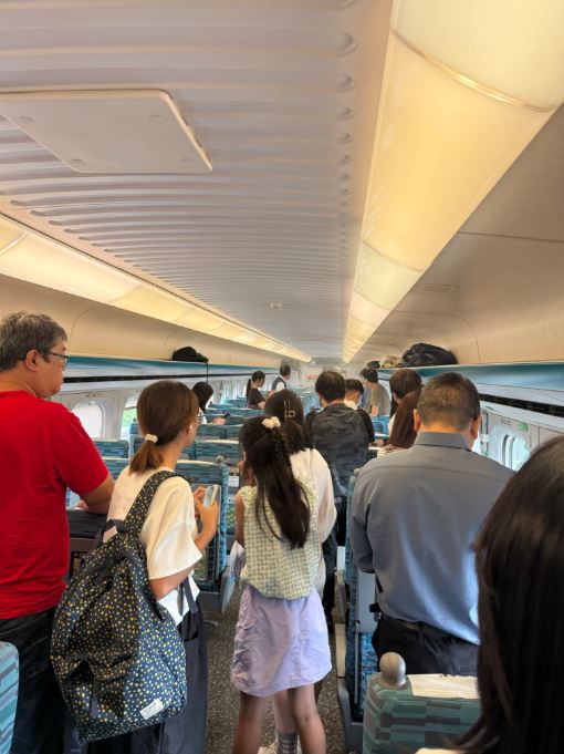 高鐵列車630車次今(10)日上午發生旅客行動電源自燃,冒出的濃煙瀰漫車廂。(圖/億載金城武提供)