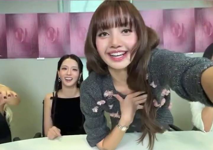 BLACKPINK成員Lisa調整鏡頭時誤觸按鈕「鏡頭翻車」。(圖/翻攝自Threads)