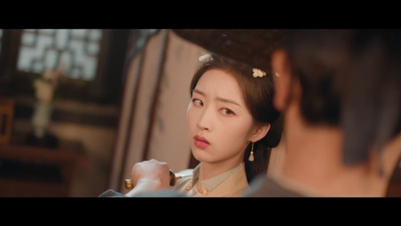 鄧恩熙遭丁禹兮持刀架脖。（圖／Disney+提供）