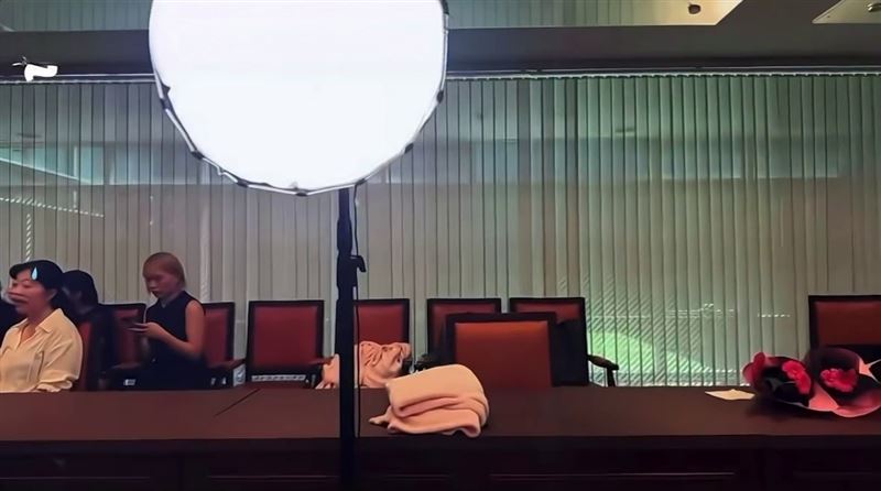 Lisa一按鏡頭突然180度翻轉,直接拍向四人面前的工作區域。偌大空間裡僅零星可見約2名工作人員,相當淒涼。(圖/翻攝自Threads)