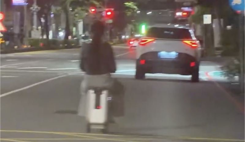女子將「電動行李箱」當成交通工具騎乘上路,已違反交通法規,最高可開罰3600元。(圖/翻攝自Threads @yoyo_840423)